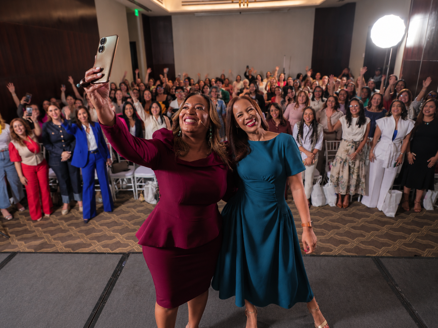 Las anfitrionas de Liderazgo Femenino celebran junto a las asistentes de la edición anterior